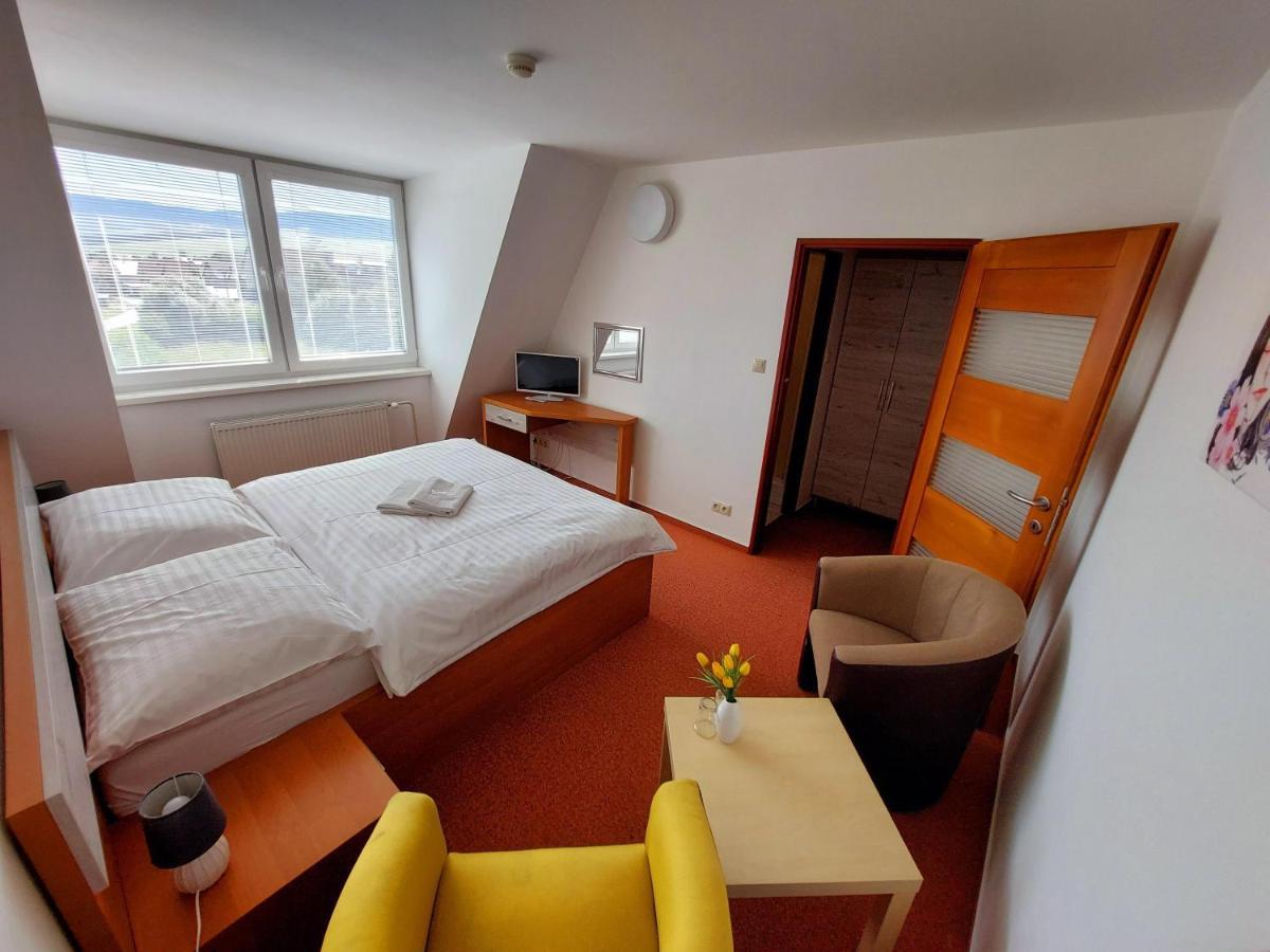 Agrohotel Tri Brezy Hrustin Eksteriør bilde