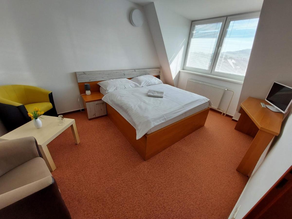 Agrohotel Tri Brezy Hrustin Eksteriør bilde