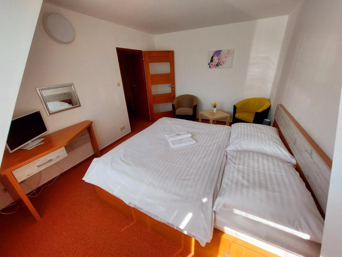 Agrohotel Tri Brezy Hrustin Eksteriør bilde