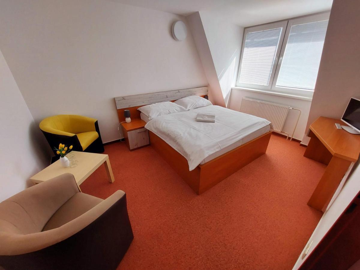 Agrohotel Tri Brezy Hrustin Eksteriør bilde