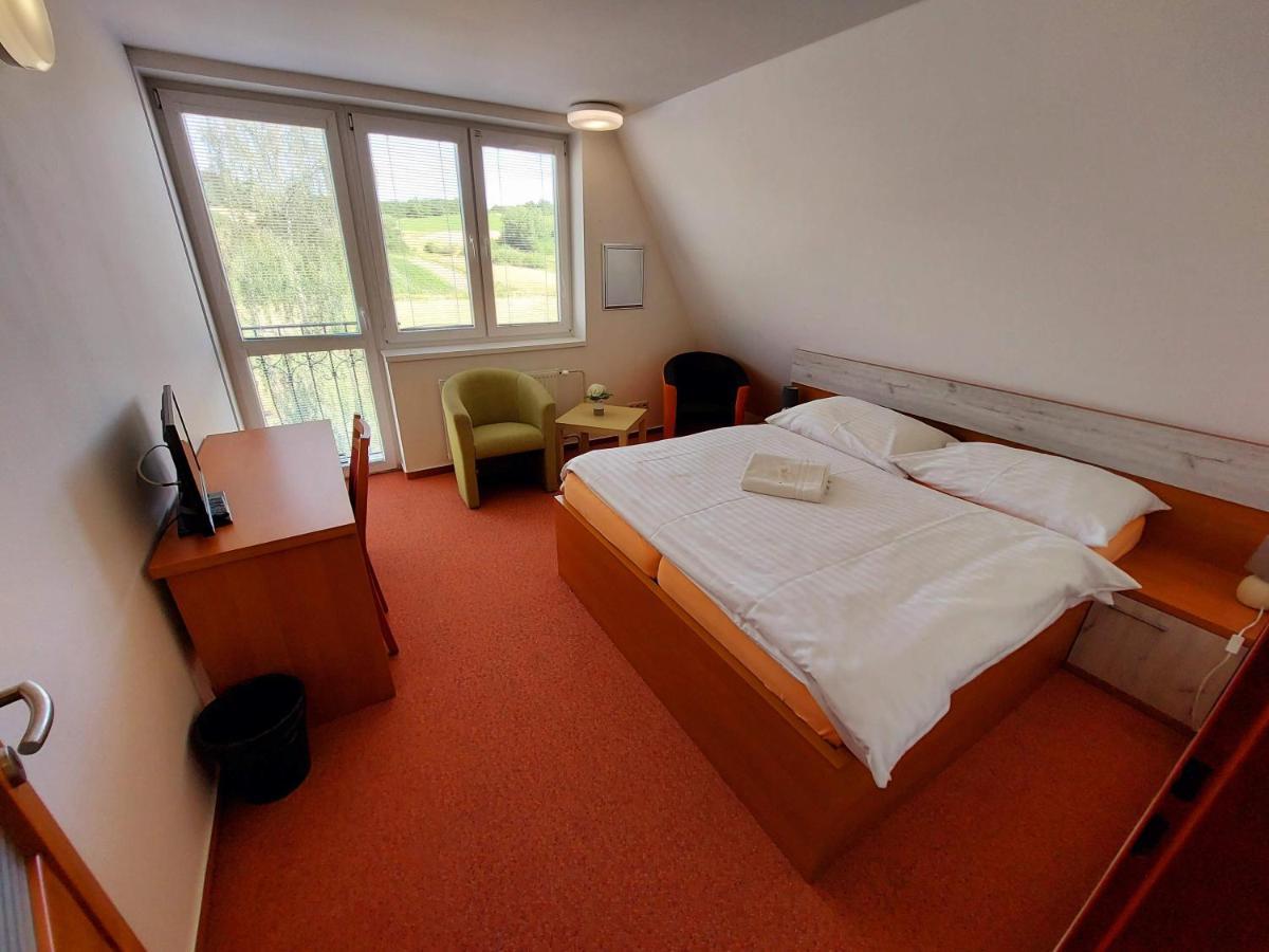 Agrohotel Tri Brezy Hrustin Eksteriør bilde