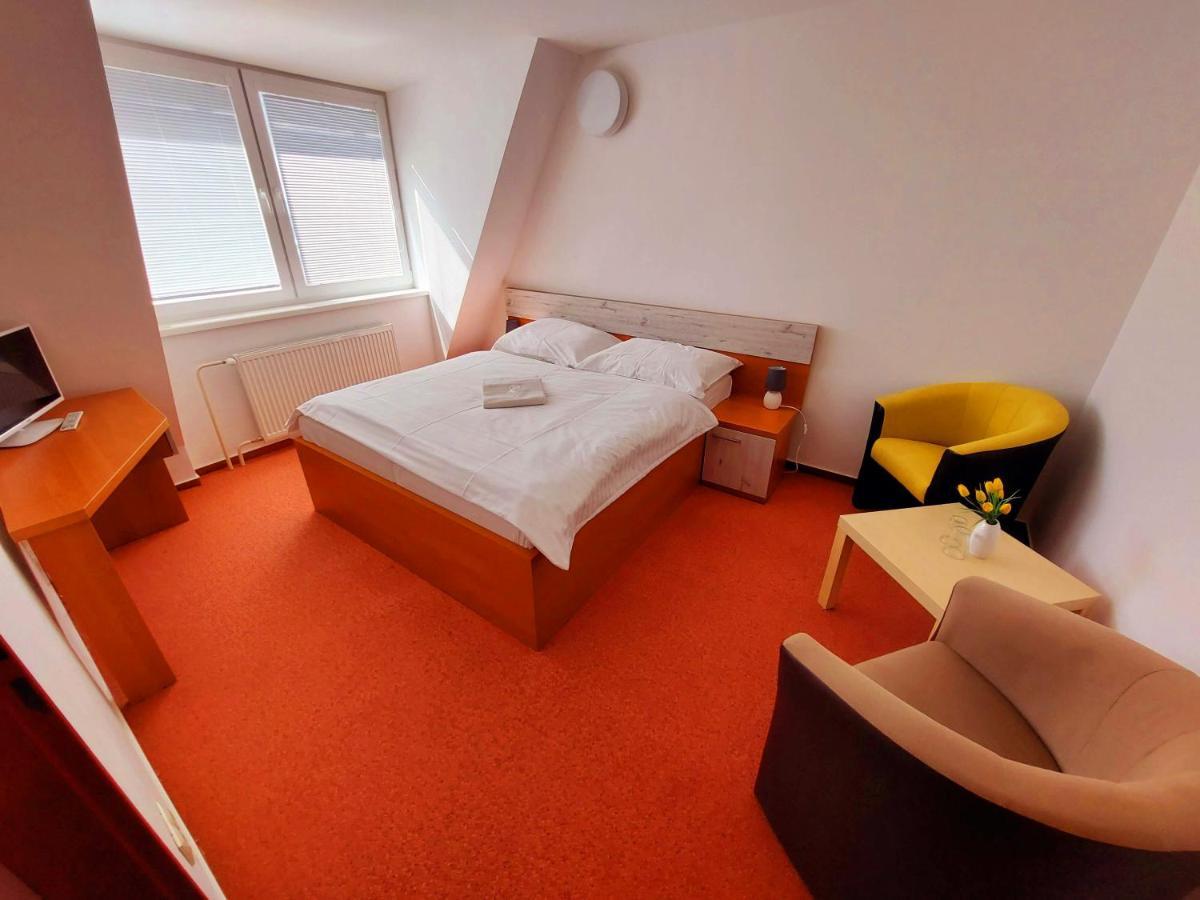 Agrohotel Tri Brezy Hrustin Eksteriør bilde