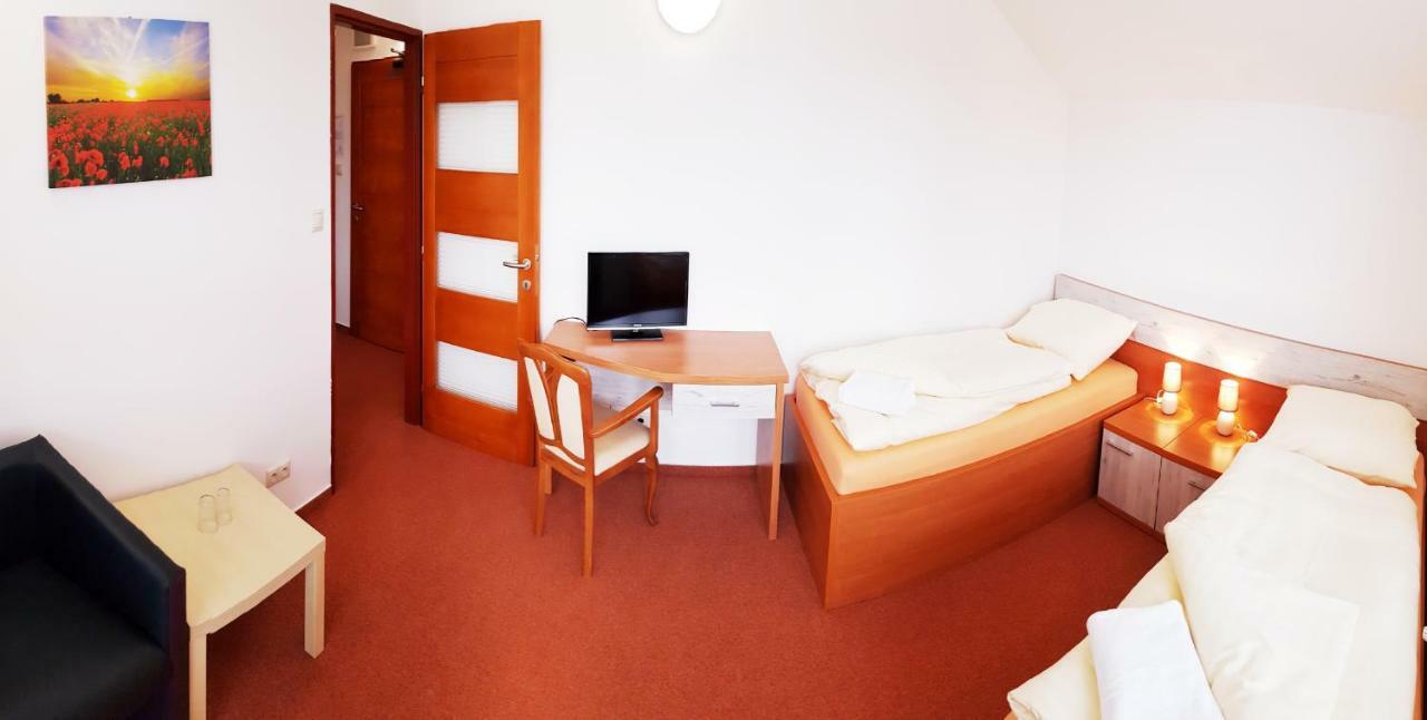 Agrohotel Tri Brezy Hrustin Eksteriør bilde