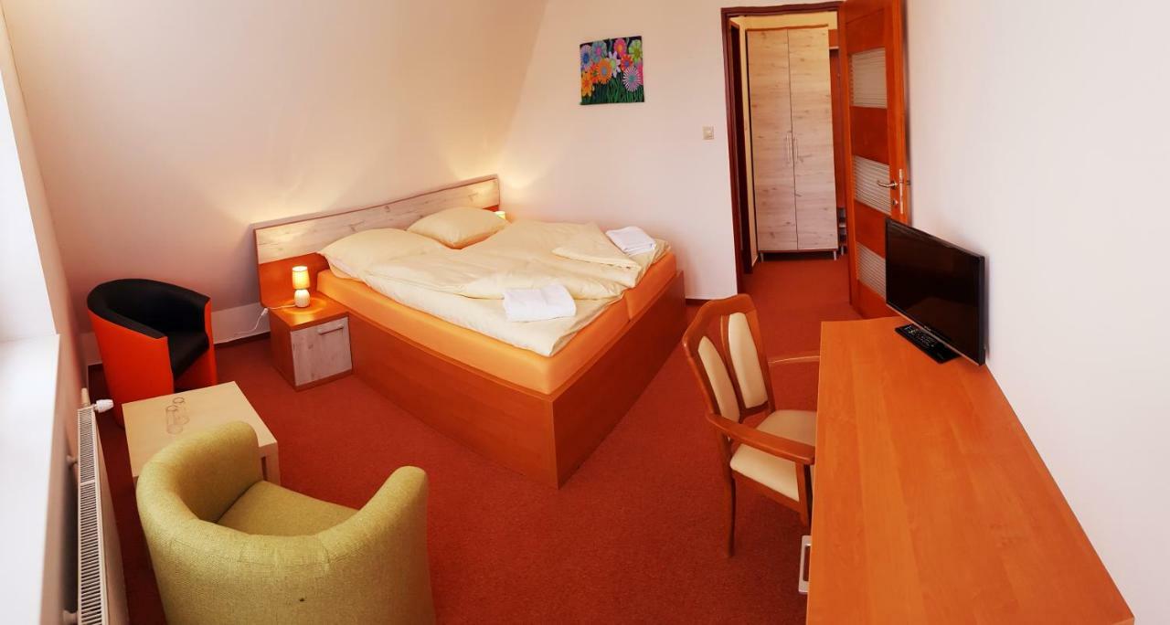 Agrohotel Tri Brezy Hrustin Eksteriør bilde