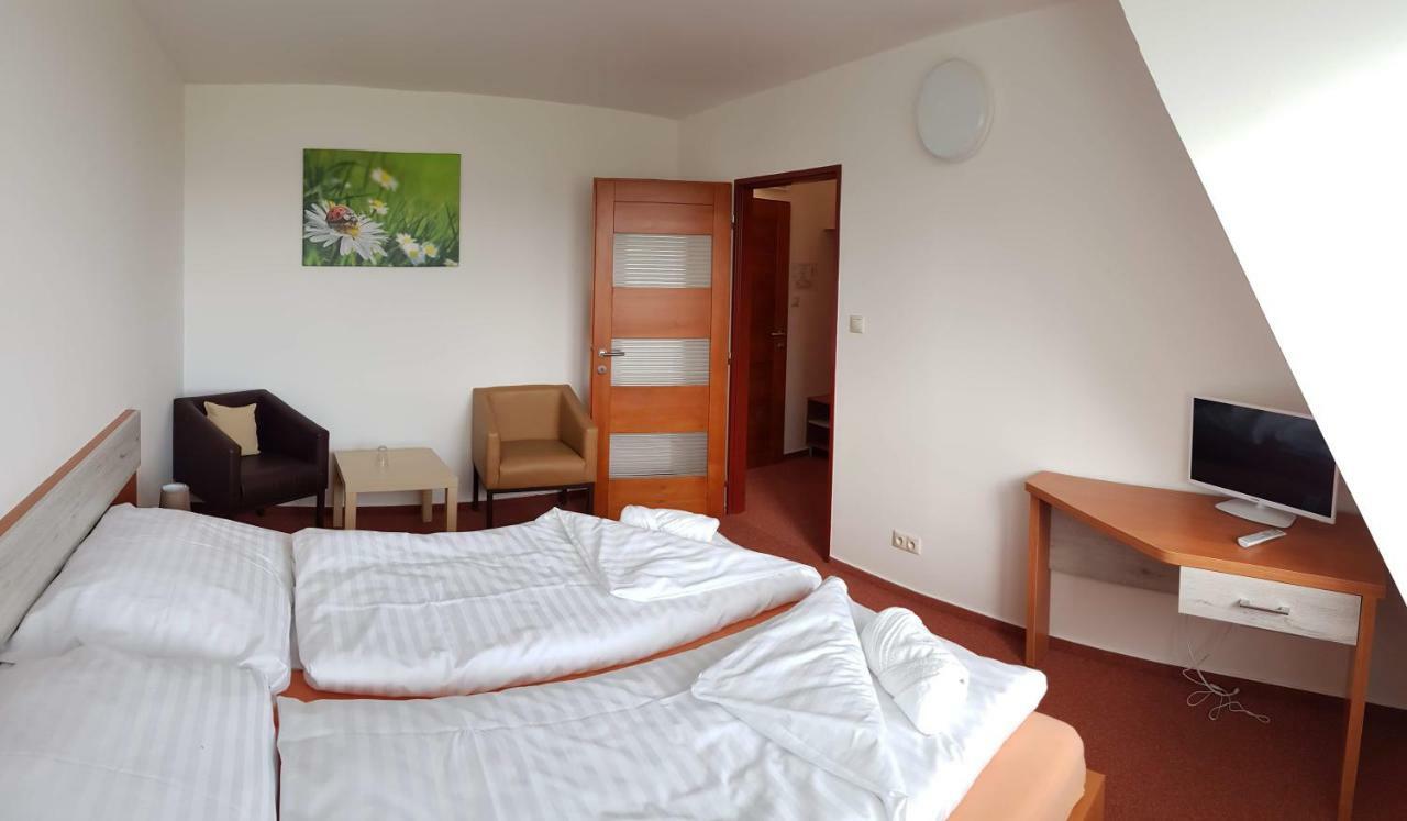 Agrohotel Tri Brezy Hrustin Eksteriør bilde