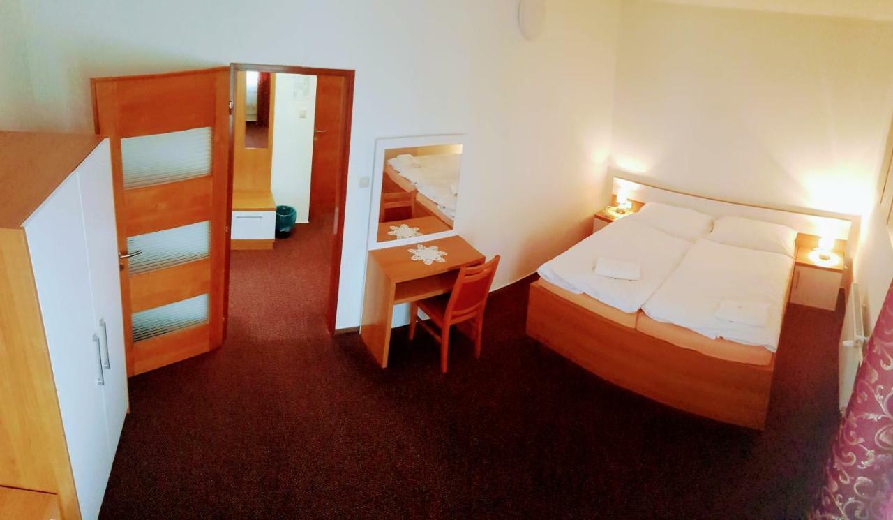 Agrohotel Tri Brezy Hrustin Eksteriør bilde