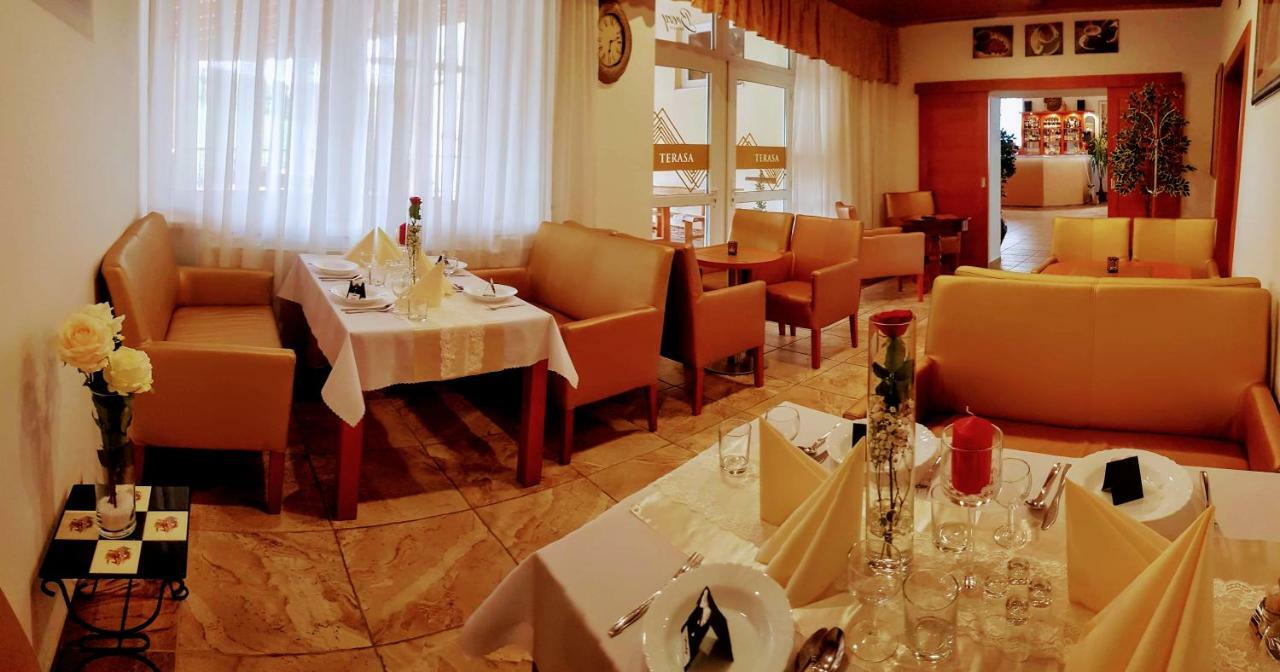 Agrohotel Tri Brezy Hrustin Eksteriør bilde
